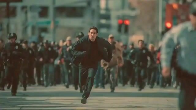 在城市追逐场景中，男子驾车逃离警察