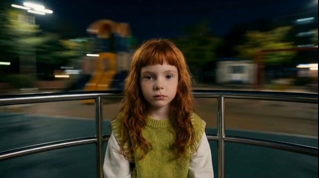 旋转游乐场轮盘上的忧郁主题